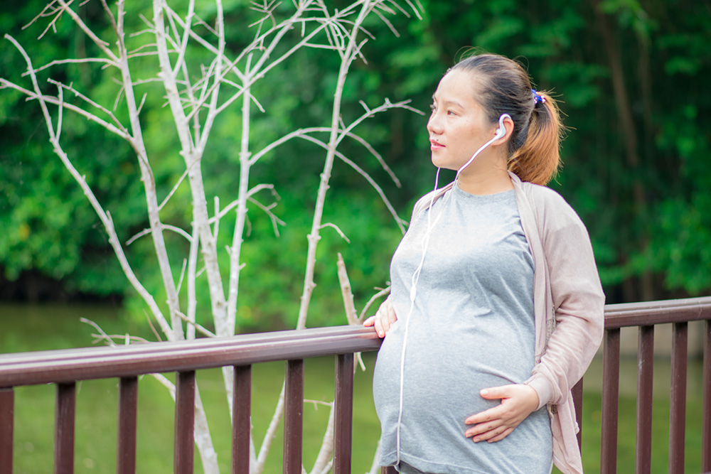 Tetap aktif bergerak dengan berjalan kaki, bisa menjadi cara mengatasi perut begah saat hamil
